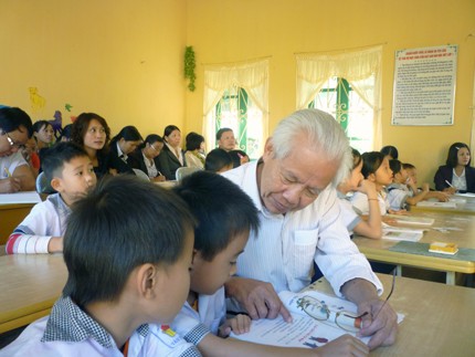 GS. Hồ Ngọc Đại trong chuyến công tác tại Tuyên Quang (Ảnh Thu Hòe)